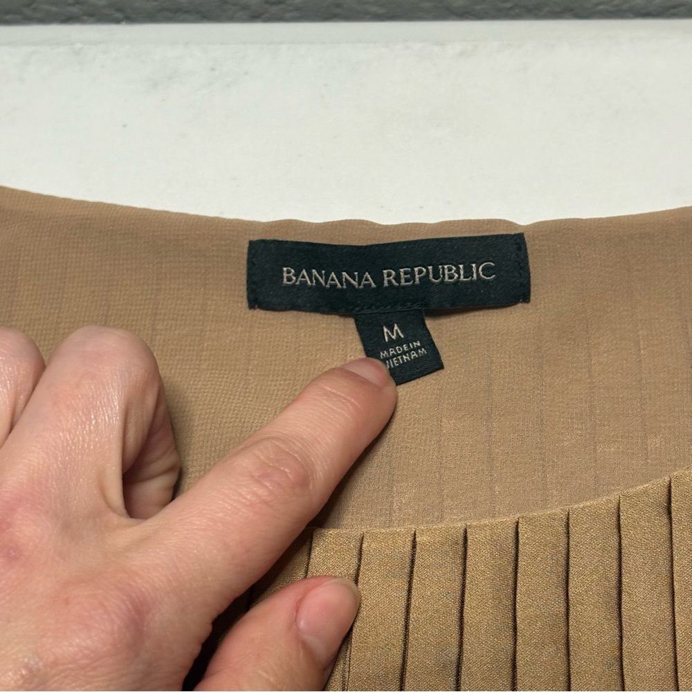 Banana Republic Tan Pleated Sleeveless Blouse - Picture 4 of 10